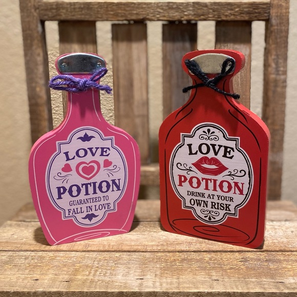 Valentine’s Day Love Potion Bottles Set of 2, Guaranteed To Fall In Love Sign - Picture 4 of 16